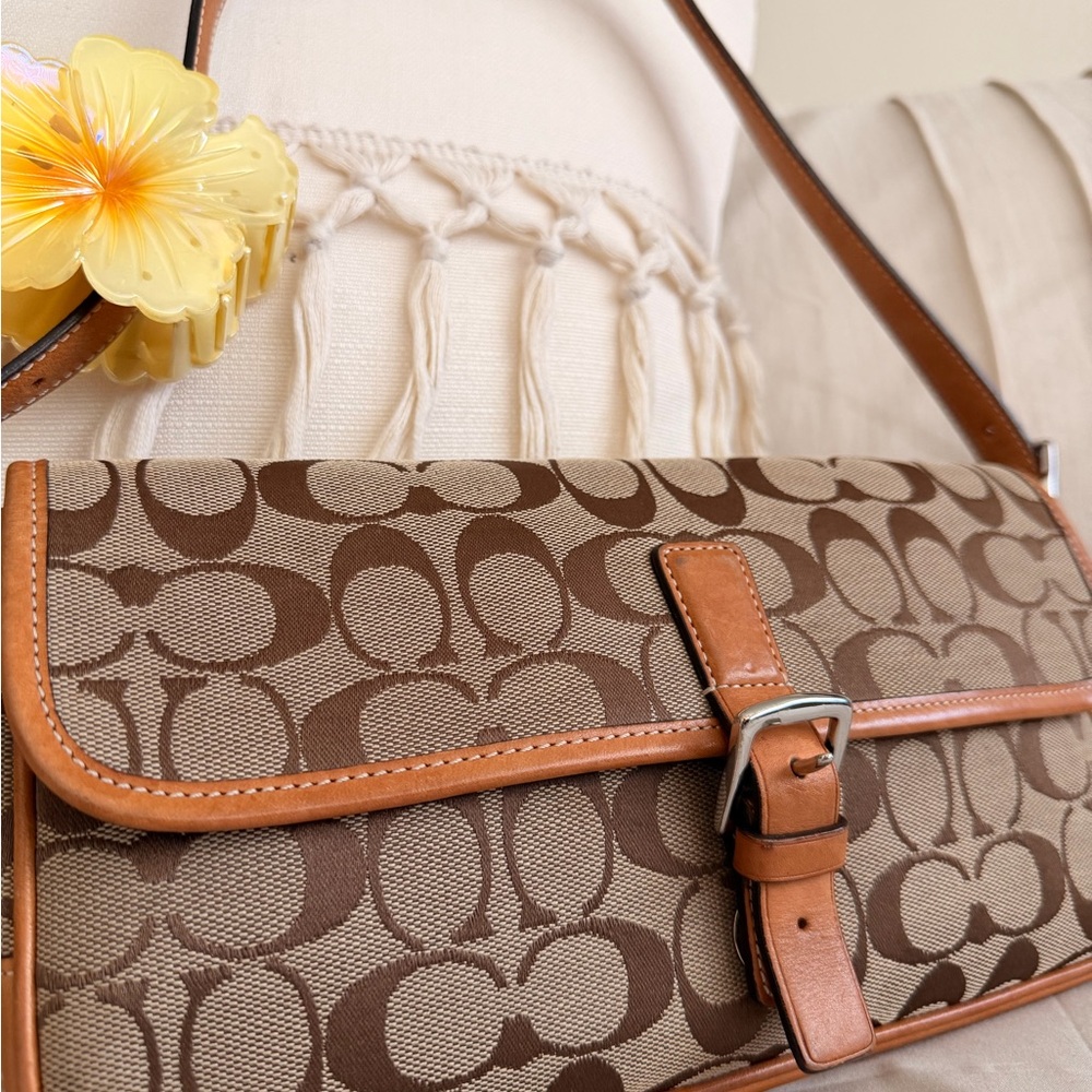 Coach Signature East West Shoulder Bag 🌼✨ - Picture 4 of 7